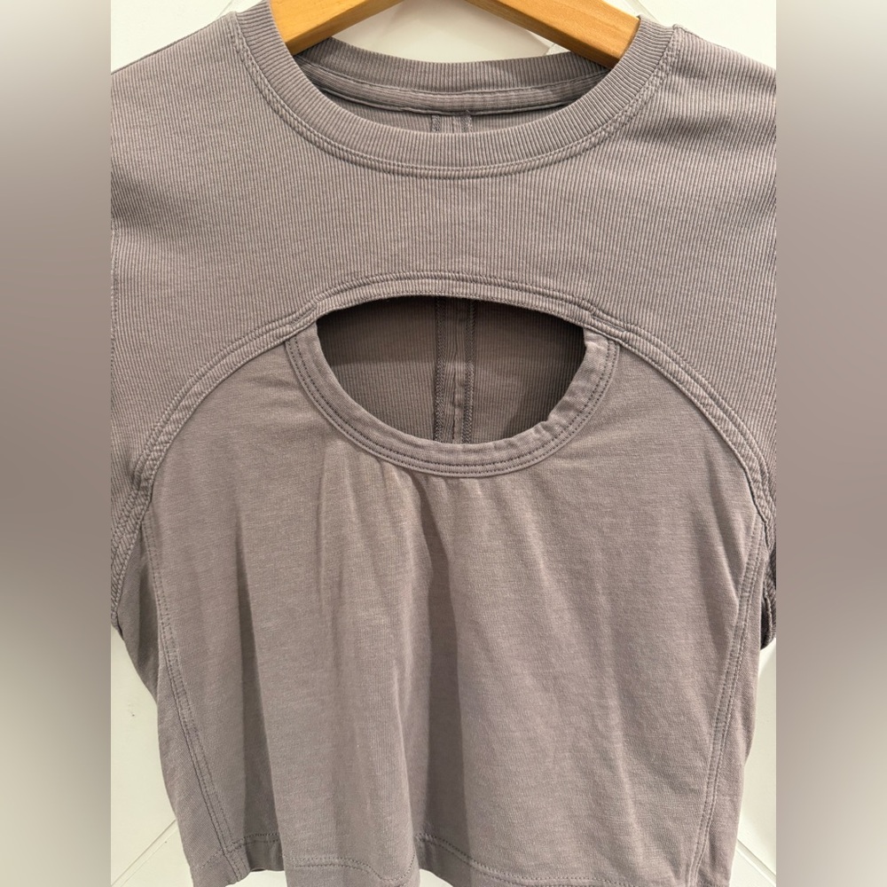 Pristine Lululemon Better Best Long Sleeve Crop Tee Shirt in Lunar Rock Size 6 - Picture 5 of 9